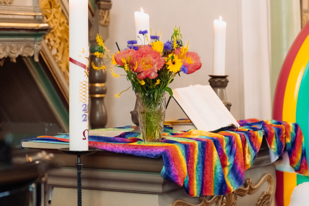 Altar mit Regenbogentuch